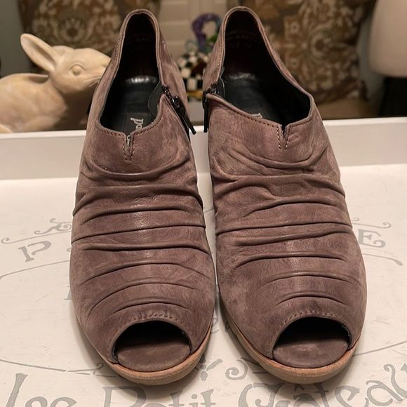 Paul Green Taupe Distressed Ruched Suede Ankle Boots 5.5 / 8 US NEW - Picture 2 of 8